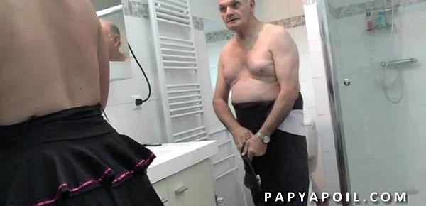  Papy mate un jeune couple avant de se faire pomper le dard dans la salle de bain